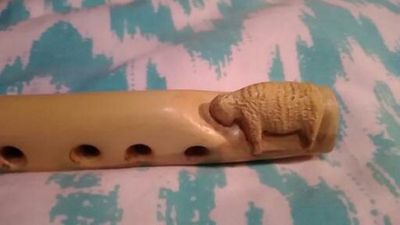 pastierska 6dierková píšťalka z vyrezavanou ovečkou